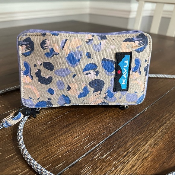 Kavu Go on time bi fold cross body wallet - Picture 9 of 11